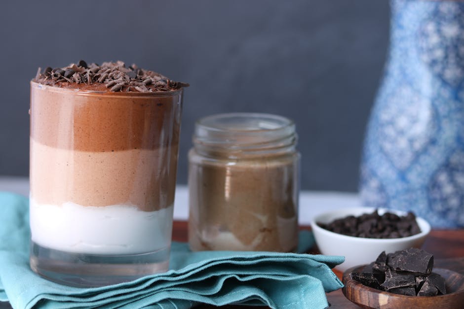 Svart te-infuserad irländsk gröt med açaibär-ripple och pistagemousse.