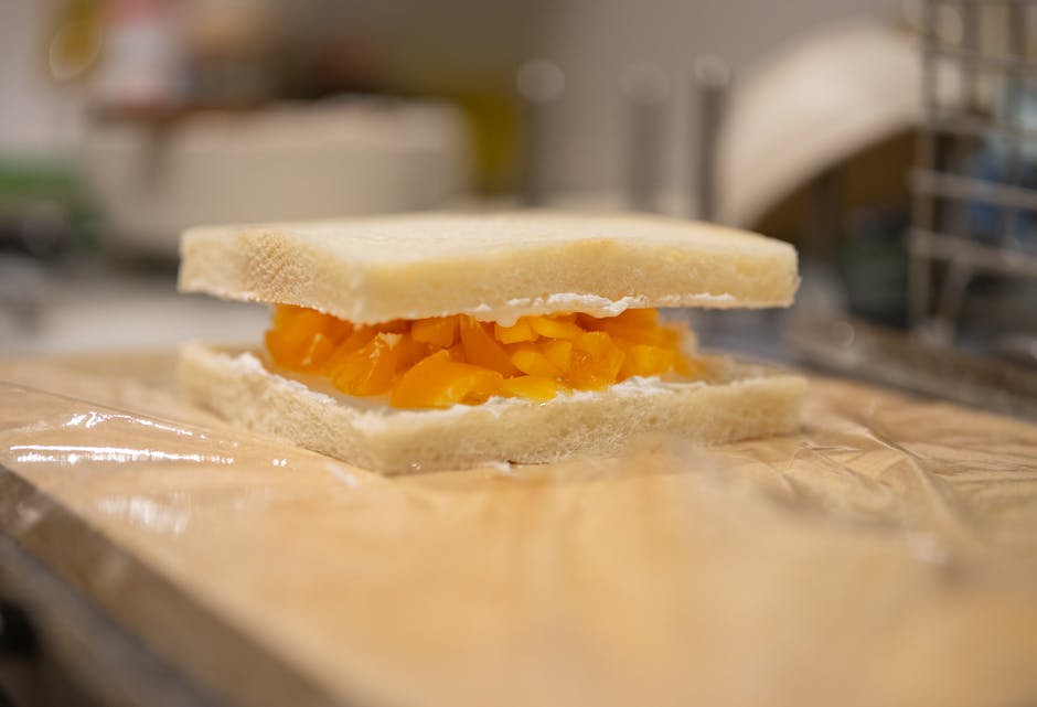 Vegetarisk smörgåstårta med hummus och vitost